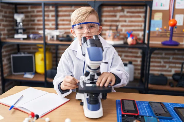 Liebenswerter Kleinkind Schüler Mit Mikroskop Klassenzimmer — Stockfoto