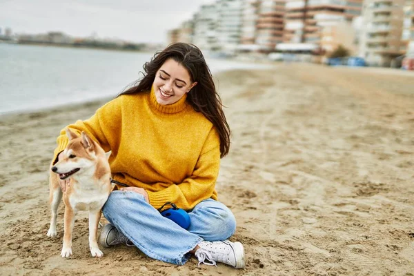 Schöne Junge Frau Umarmt Glücklich Shiba Inu Hund Strand — Stockfoto