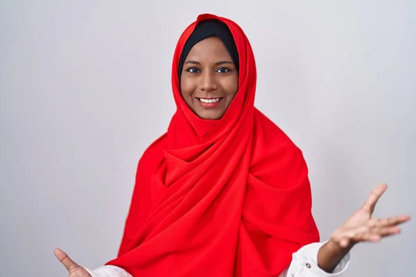 Młoda Arabka Tradycyjnym Islamskim Hidżabskim Szaliku Uśmiechnięta Otwartymi Ramionami Jako — Zdjęcie stockowe