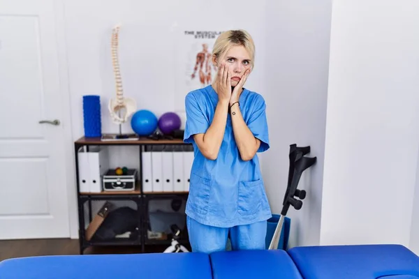 Jovem Fisioterapeuta Mulher Que Trabalha Clínica Recuperação Dor Mãos Cansadas — Fotografia de Stock