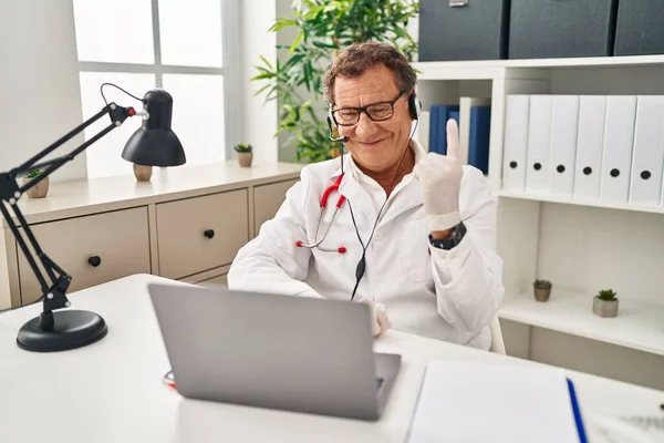 Senior Doctor Man Working Online Appointment Showing Pointing Finger Number — Stock Photo, Image