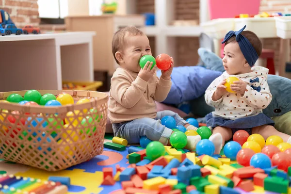 幼稚园的两名幼儿坐在地板上玩球 — 图库照片