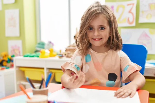 Чарівна Іспаномовна Дівчина Студент Малює Папері Сидячи Столі Дитячому Садку — стокове фото