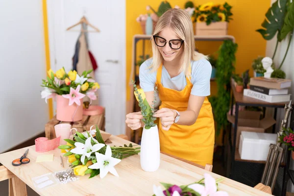 Young Blonde Woman Florist Smiling Confident Putting Flowers Jar Flower — Fotografia de Stock
