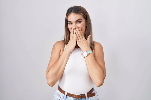 Spaanse Jonge Vrouw Staan Witte Achtergrond Lachen Beschaamd Giechelen Bedekken — Stockfoto