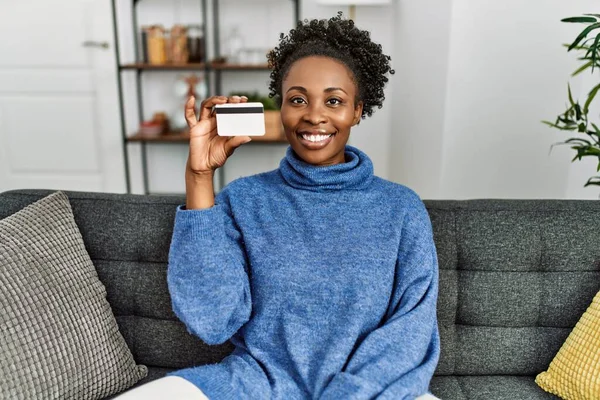 Afroamerikanerin Mit Kreditkarte Sitzt Hause Auf Sofa — Stockfoto