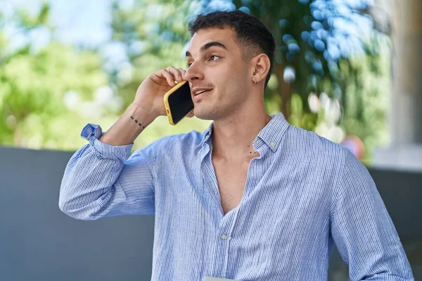 Ung Spansktalende Mand Smilende Selvsikker Taler Smartphone Gaden - Stock-foto