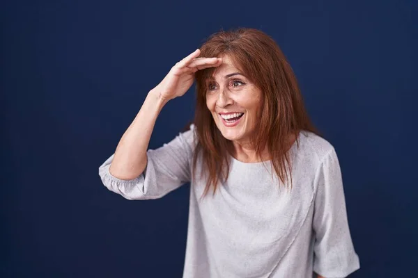 Middle Age Woman Standing Blue Background Very Happy Smiling Looking — Stockfoto
