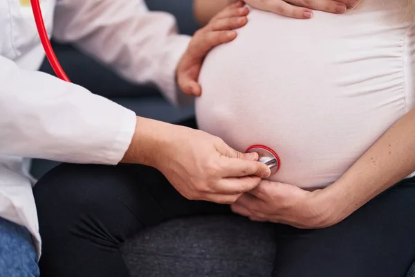 Man Vrouw Arts Zwangere Patiënt Auscultating Baby Thuis — Stockfoto