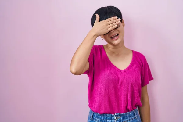 Young Asian Woman Short Hair Standing Pink Background Smiling Laughing — Fotografia de Stock