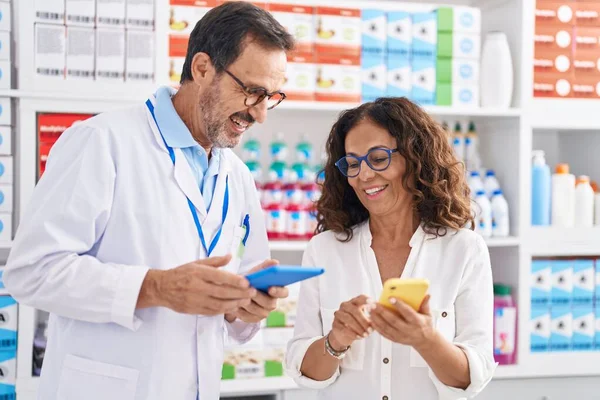 Man Woman Pharmacists Using Touchpad Smartphone Working Pharmacy — Foto Stock