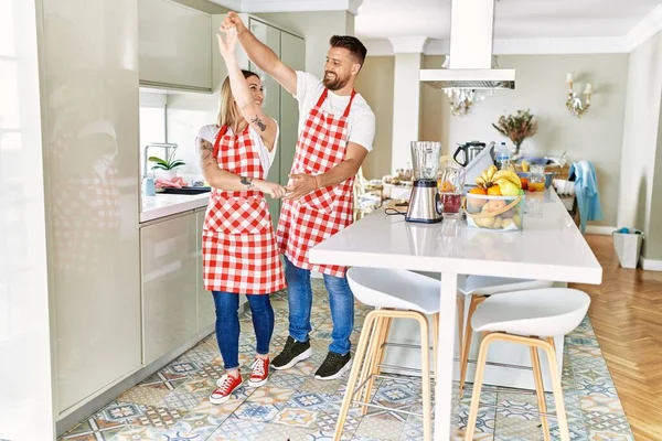 Genç Çift Gülümsüyor Mutfakta Dans Ediyorlar — Stok fotoğraf