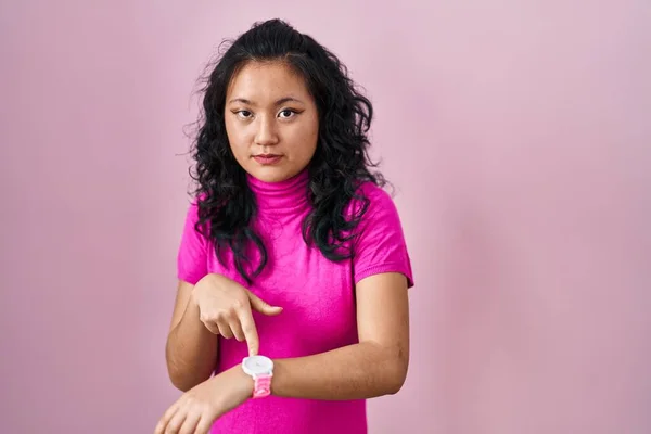Young Asian Woman Standing Pink Background Hurry Pointing Watch Time — Stock Photo, Image