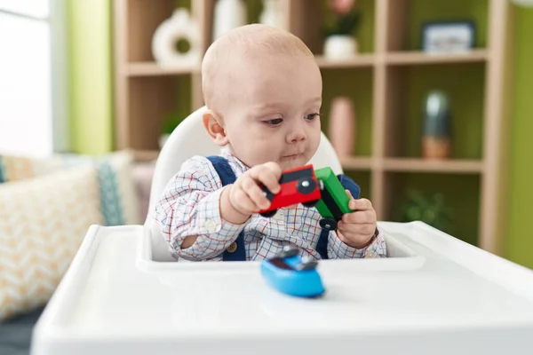 Entzückendes Kaukasisches Baby Das Mit Autospielzeug Auf Dem Hochstuhl Hause — Stockfoto