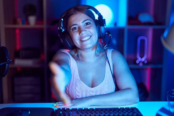 Young Blonde Woman Playing Video Games Wearing Headphones Smiling Friendly — Foto de Stock