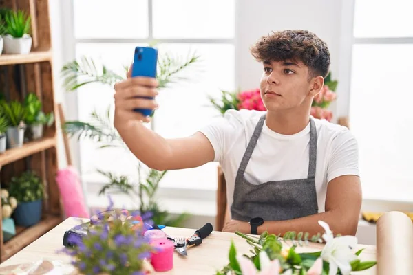 Young Hispanic Teenager Florist Make Selfie Smartphone Flower Shop — Foto Stock
