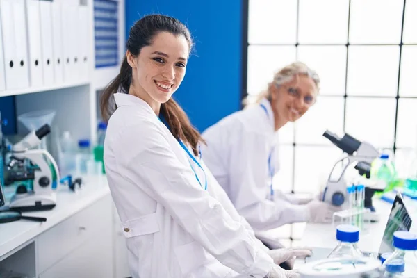 Dos Mujeres Científicas Usando Microscopio Trabajando Laboratorio —  Fotos de Stock
