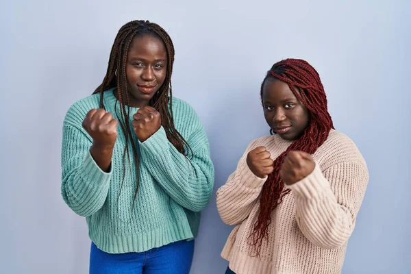 Twee Afrikaanse Vrouw Die Een Blauwe Achtergrond Staan Klaar Vechten — Stockfoto