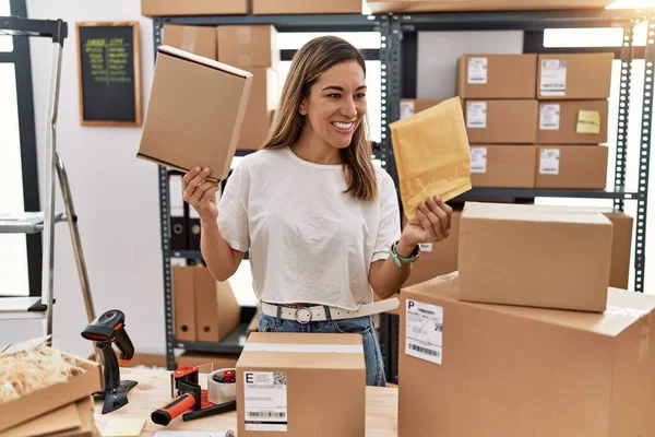Young Hispanic Woman Smiling Confident Holding Delivery Package Store — Foto de Stock