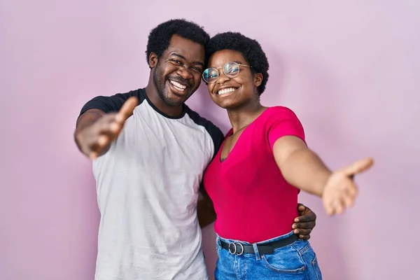Pasangan Muda Afrika Berdiri Atas Latar Belakang Merah Muda Melihat — Stok Foto