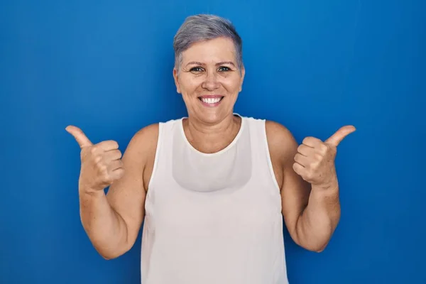 Mujer Caucásica Mediana Edad Pie Sobre Signo Éxito Fondo Azul —  Fotos de Stock