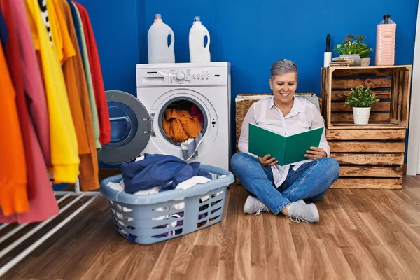 Mulher Meia Idade Leitura Livro Esperando Para Máquina Lavar Roupa — Fotografia de Stock