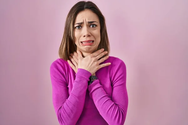 Hispanic Woman Standing Pink Background Shouting Suffocate Because Painful Strangle — Stock Photo, Image