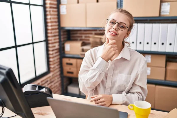 Young Caucasian Woman Working Small Business Ecommerce Using Laptop Looking — Stock Photo, Image