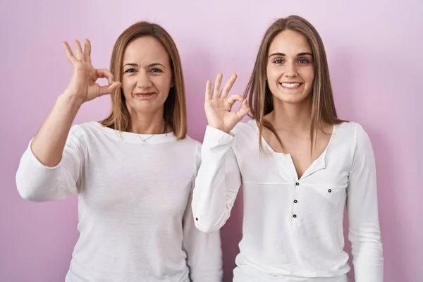 Middle Age Mother Young Daughter Standing Pink Background Smiling Positive — ストック写真