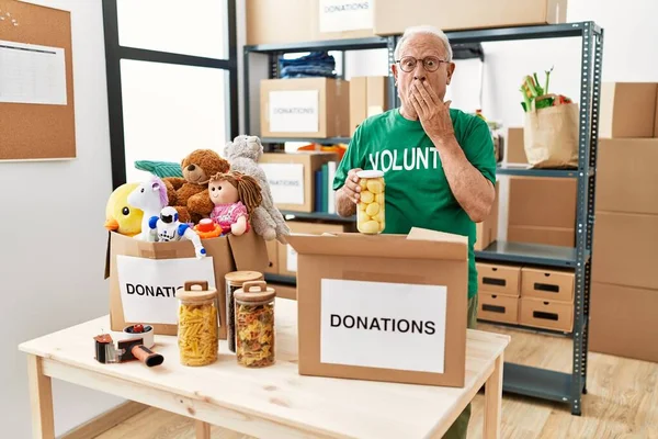 Senior Man Volunteer Holding Donations Box Putting Food Box Covering — Stock Photo, Image