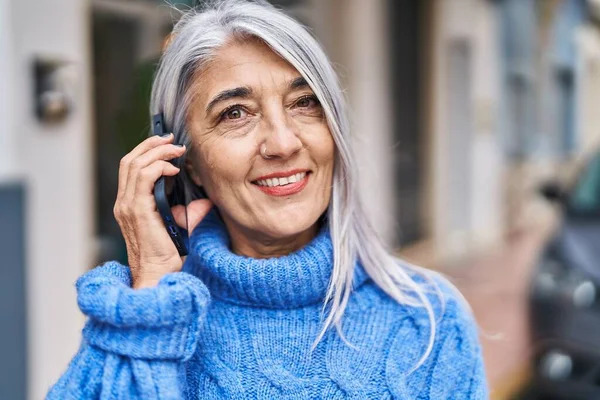 Mujer Pelo Gris Mediana Edad Sonriendo Confiada Hablando Teléfono Inteligente — Foto de Stock