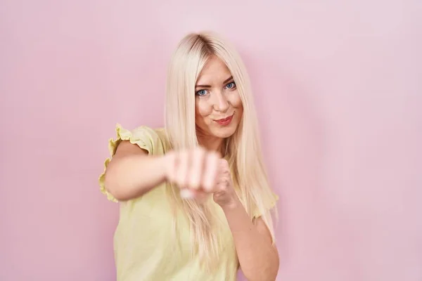 Caucasian Woman Standing Pink Background Punching Fist Fight Aggressive Angry — Stockfoto