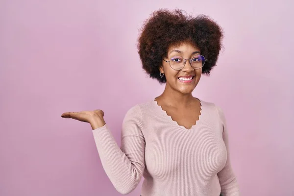Young African American Woman Standing Pink Background Smiling Cheerful Presenting — Fotografia de Stock