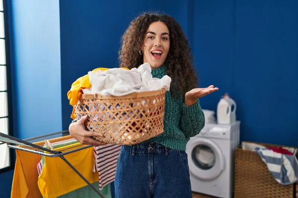 Ung Latinamerikansk Kvinna Som Håller Tvättkorg Firar Prestation Med Glada — Stockfoto
