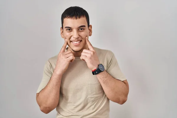 Νεαρός Άραβας Άνδρας Φορώντας Casual Πουκάμισο Χαμογελώντας Ανοιχτό Στόμα Δάχτυλα — Φωτογραφία Αρχείου