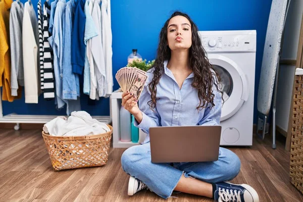 Young Brunette Woman Doing Laundry Using Laptop Holding Money Looking — Stock Photo, Image