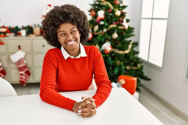 Νεαρή Αφροαμερικανή Γυναίκα Χαμογελά Αυτοπεποίθηση Κάθεται Δίπλα Στο Χριστουγεννιάτικο Δέντρο — Φωτογραφία Αρχείου