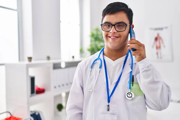 Sendromlu Adam Doktor Üniforması Giyiyor Klinikte Akıllı Telefondan Konuşuyor — Stok fotoğraf