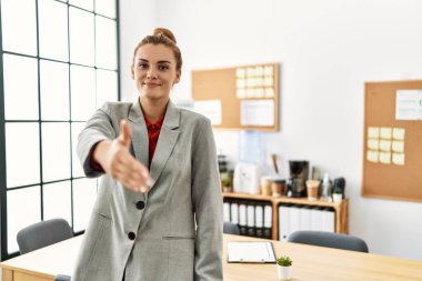 Genç bayan iş işçisi. Ofiste el ele.