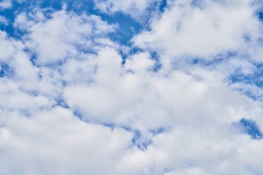 Güneşli bir günde bulutlu güzel mavi gökyüzü