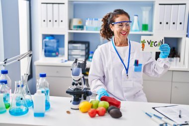 Laboratuvarda çalışan orta yaşlı İspanyol kadın.