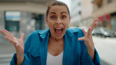 Gülümseyen genç kadın caddeye şaşırdı.