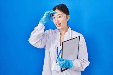 Bilim adamlarının laboratuvarında çalışan Çinli genç bir kadın çok mutlu ve gülümsüyor. arama kavramı. 