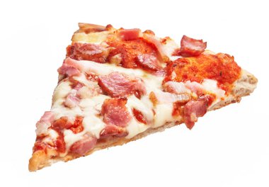  Beyaz izole arka planda İtalyan pastırmalı pizza dilimi.