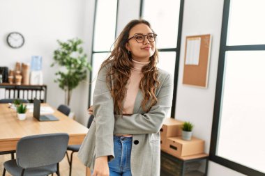 Genç, güzel, İspanyol bir iş adamı. Kendine güler yüzlü. Ofiste kollarını kavuşturmuş duruyor.