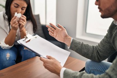 Erkek ve kadın psikolojisi ve hasta psikoloji kliniğinde psikolog seansı yapıyorlar.