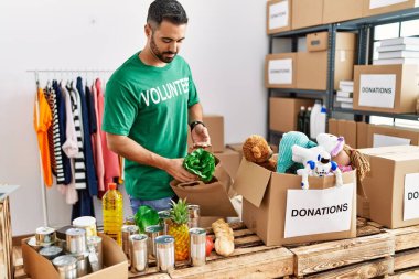 Gönüllü olarak hayır kurumunda çalışan İspanyol asıllı genç adam.