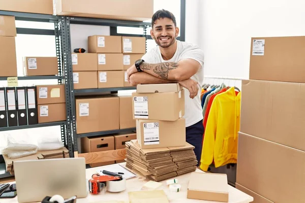Ung Latinamerikansk Man Som Arbetar Småföretag Handel Ser Positiv Och — Stockfoto