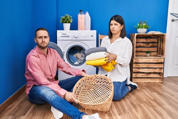 若いカップル自宅で落ち込んで洗濯をし 苦痛を心配し 怒って恐れて泣いています 悲しい表情 — ストック写真
