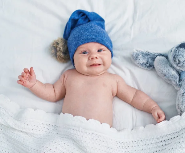 Schattige Blanke Baby Liggend Bed Lachend Slaapkamer — Stockfoto